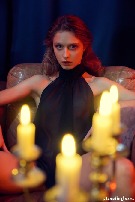 Изящная эротическая фотосессия в свечном свете