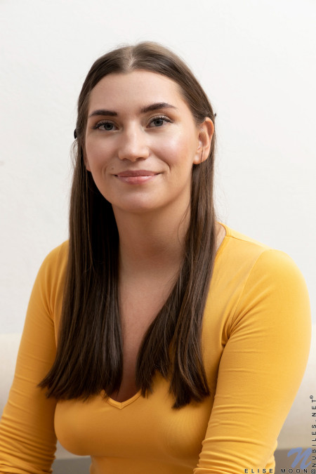 Элегантная Элиз Мун в домашней обстановке