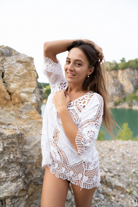 Эротический фотосет в летнем лесу