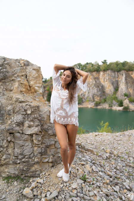 Эротический фотосет в летнем лесу