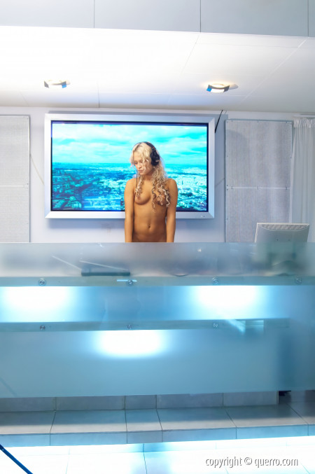 Блондинка с наушниками: чувственная фотосъемка