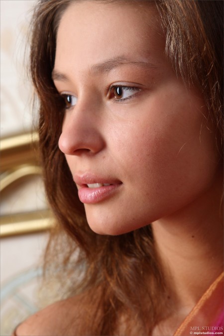 Элегантная Лидия А позирует гламурно на кровати