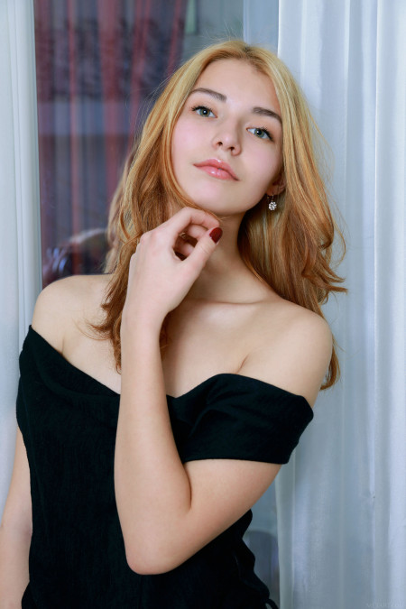 Эротический фотосет с Адель Шоу