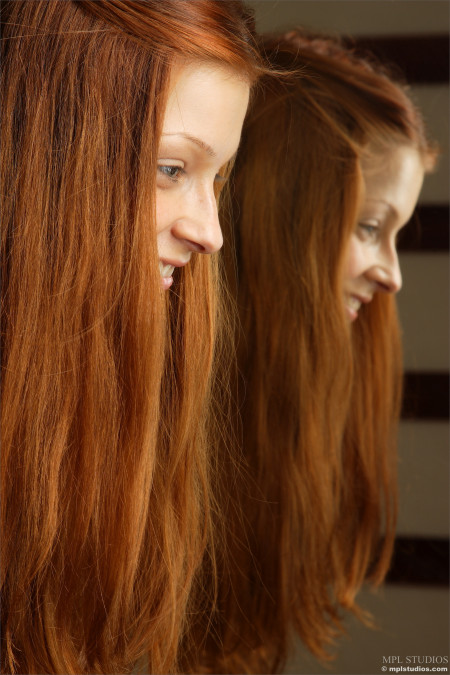 Элегантная модель Ава М на лестнице