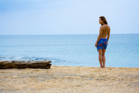 Летнее наслаждение: девушка Альби в природе