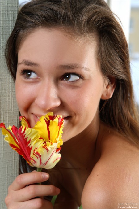 Летний счастливый фэшн модель в домашней спальне