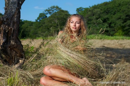 Летняя сенсуальность: обнаженная модель в природе