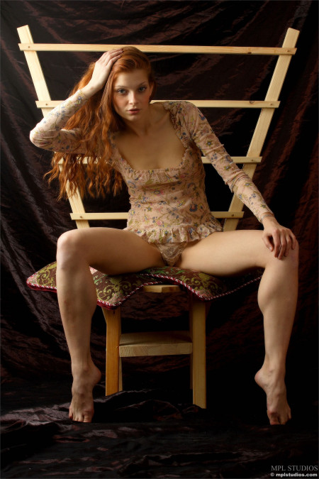 Летняя сексуальная фотосессия с элегантной моделью