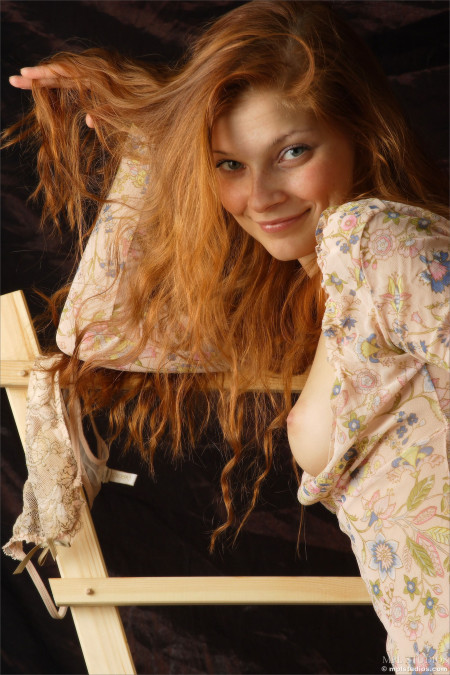 Летняя сексуальная фотосессия с элегантной моделью