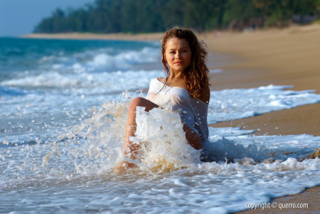 Солнечная красавица на пляже