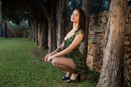 Летняя эротическая фотосъемка в лесу