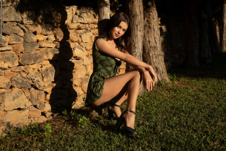 Летняя эротическая фотосъемка в лесу