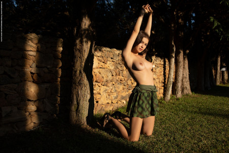 Летняя эротическая фотосъемка в лесу