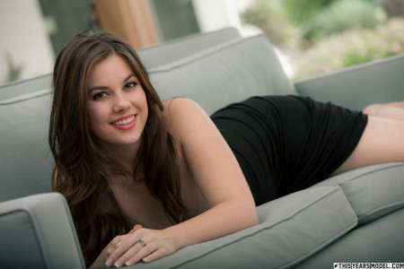 Рэя Элизабет: Счастливая нагая на диване