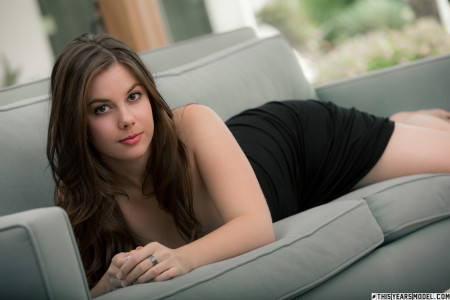 Рэя Элизабет: Счастливая нагая на диване