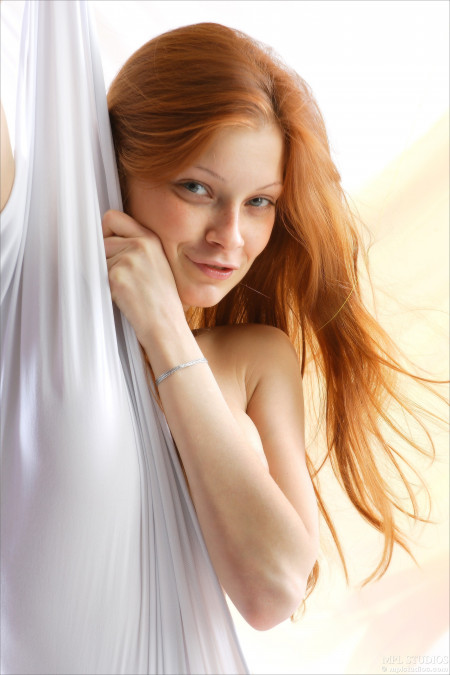 Улыбающаяся сенсуальная Ава М