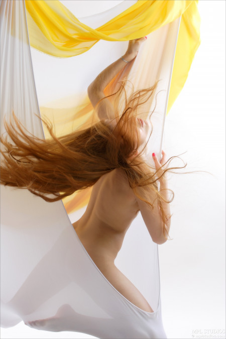 Улыбающаяся сенсуальная Ава М