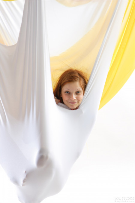 Улыбающаяся сенсуальная Ава М