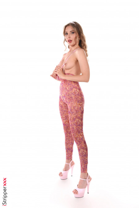 Изящная блондинка в эротической фотосессии