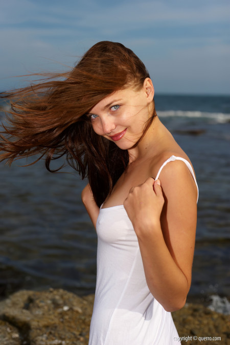 Летнее блаженство: обнаженная Амели среди природы