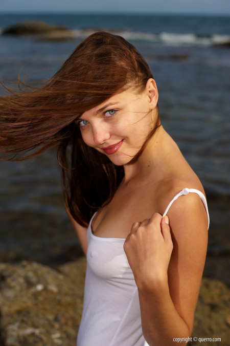 Летнее блаженство: обнаженная Амели среди природы