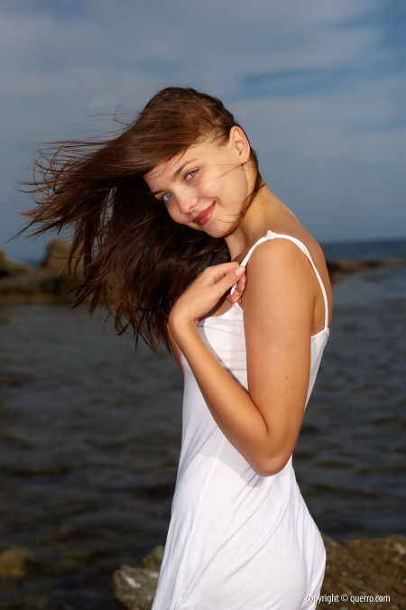 Летнее блаженство: обнаженная Амели среди природы