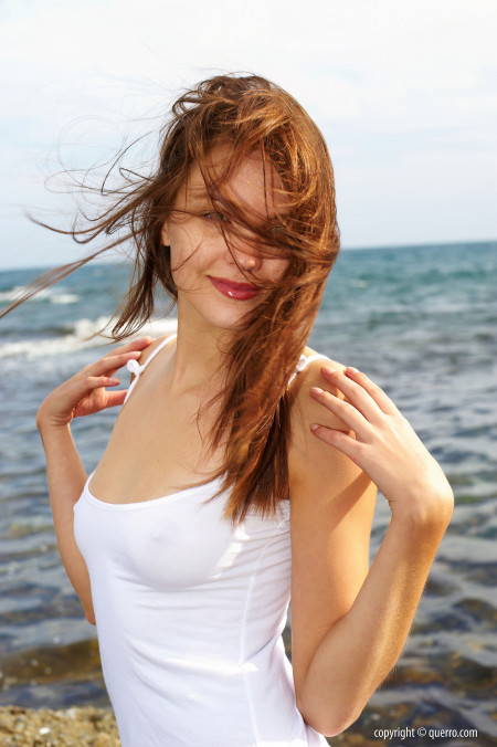 Летнее блаженство: обнаженная Амели среди природы