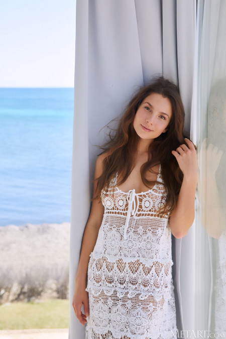 Летнее чувственное фото у окна