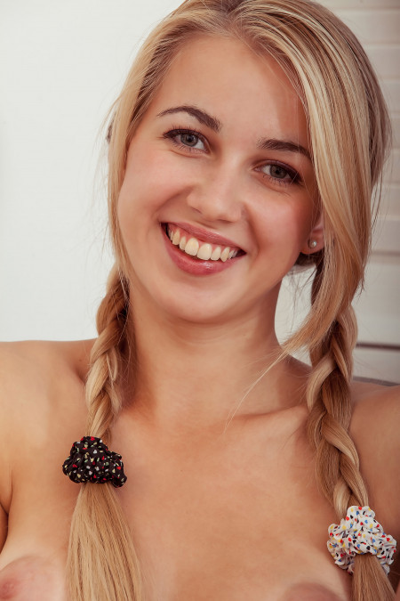 Соблазнительная блондинка в эротической фотосессии