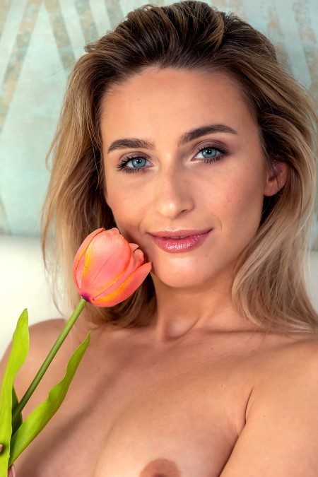 Летняя сексуальная фотосессия с улыбающейся девушкой Cara Mell