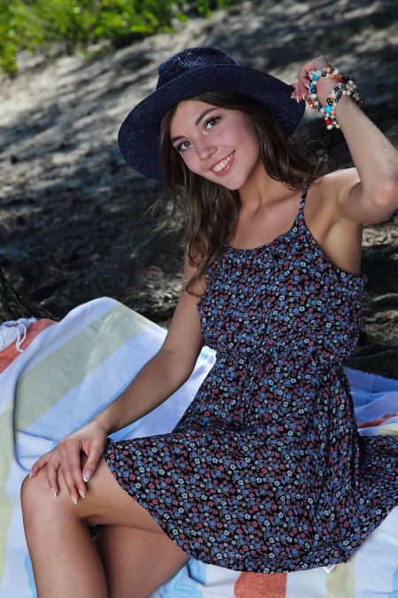 Летняя счастливая девушка Моника Ди