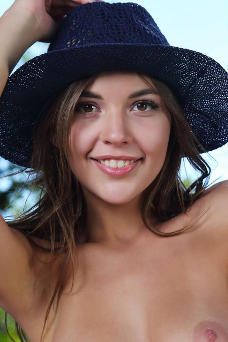 Летняя счастливая девушка Моника Ди