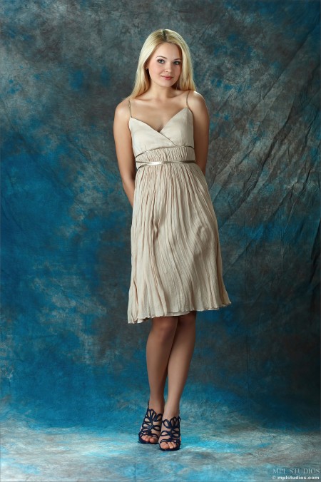 Прелестная блондинка в образе модели