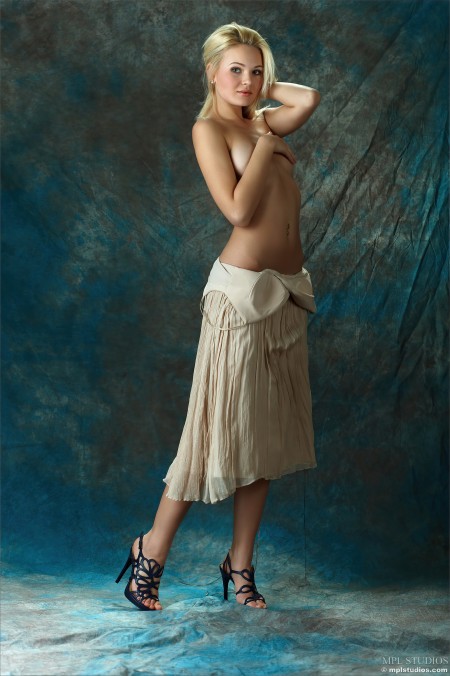 Прелестная блондинка в образе модели