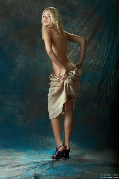 Прелестная блондинка в образе модели