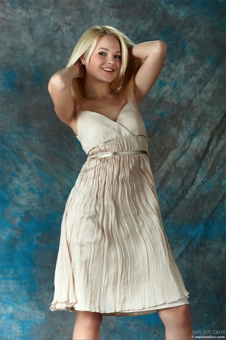 Прелестная блондинка в образе модели