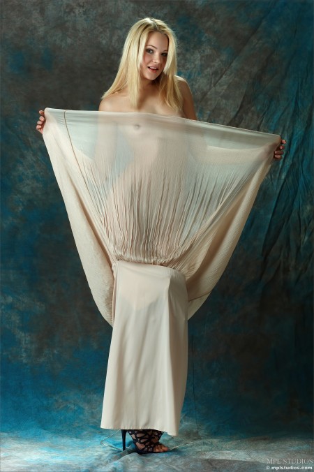 Прелестная блондинка в образе модели