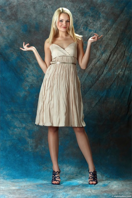 Прелестная блондинка в образе модели