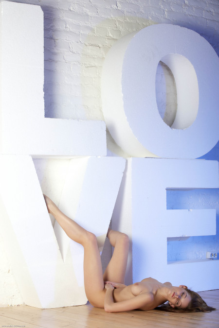 Привлекательная модель позирует голая