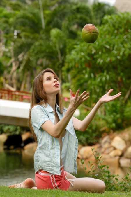 Аня А в природе: летнее эротическое фото