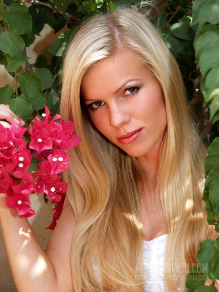 Летний гламур: Маркета Белонога позирует