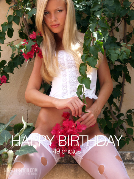 Летний гламур: Маркета Белонога позирует