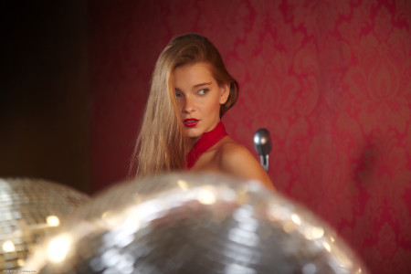 Соблазнительная красота в ночном клубе