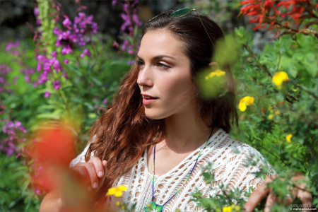 Летняя сенсация: Элена Генери в природе