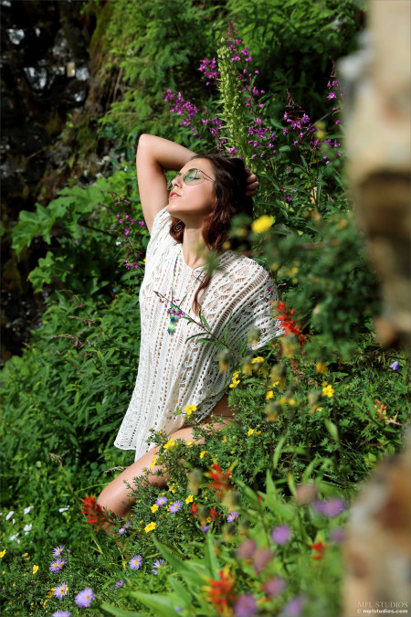 Летняя сенсация: Элена Генери в природе