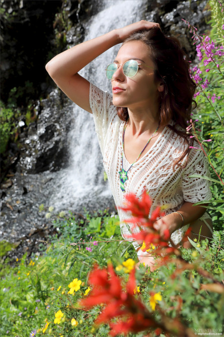 Летняя сенсация: Элена Генери в природе