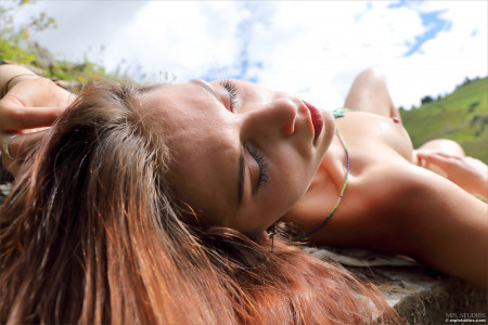 Летняя сенсация: Элена Генери в природе