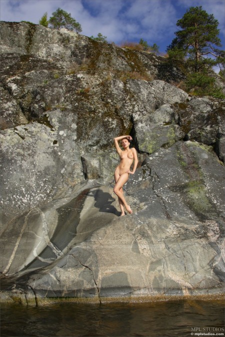 Летнее чувственное эротическое фото на природе