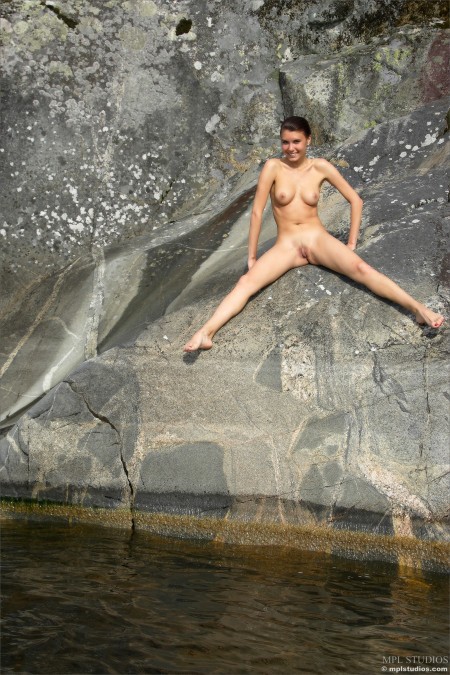 Летнее чувственное эротическое фото на природе