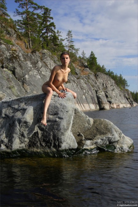 Летнее чувственное эротическое фото на природе